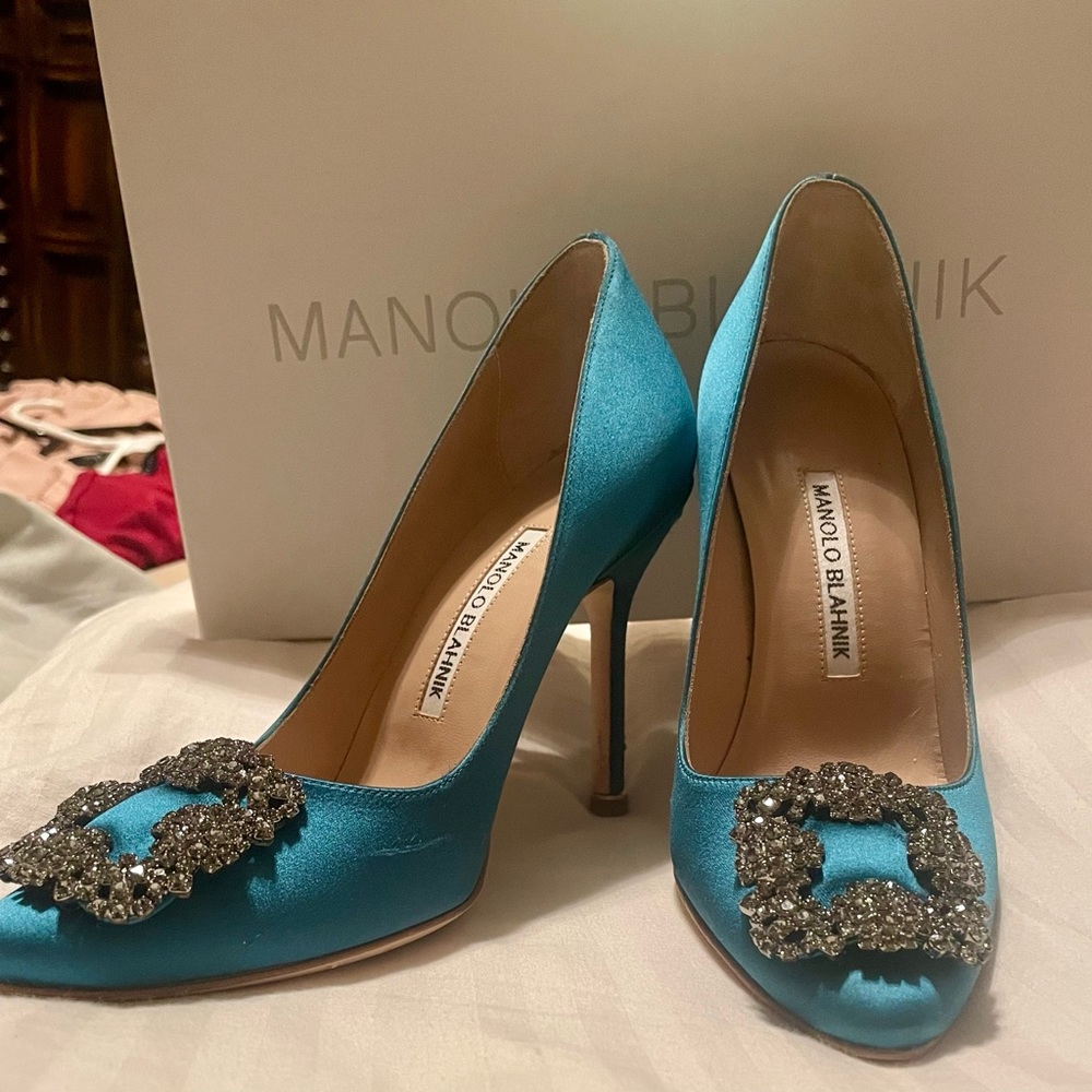Manolo Blahnik hangisi 105 blue satin pumps with box and dust bags